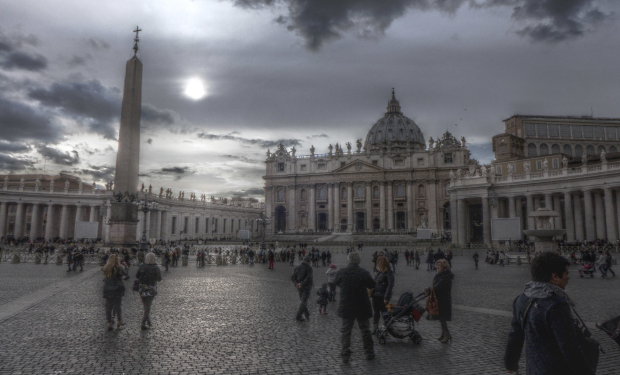Da stasera, in piazza san Pietro il rosario dei cardinali per il papa